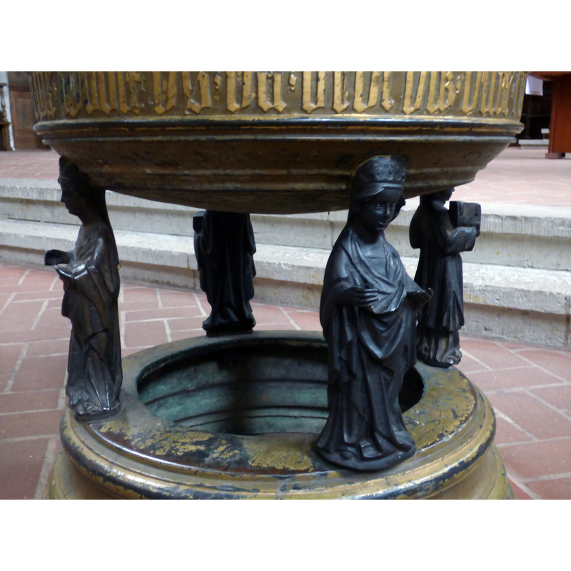 the two figures visible on this side appear to be crowned females -- they have lost the objects they originally held in their hands