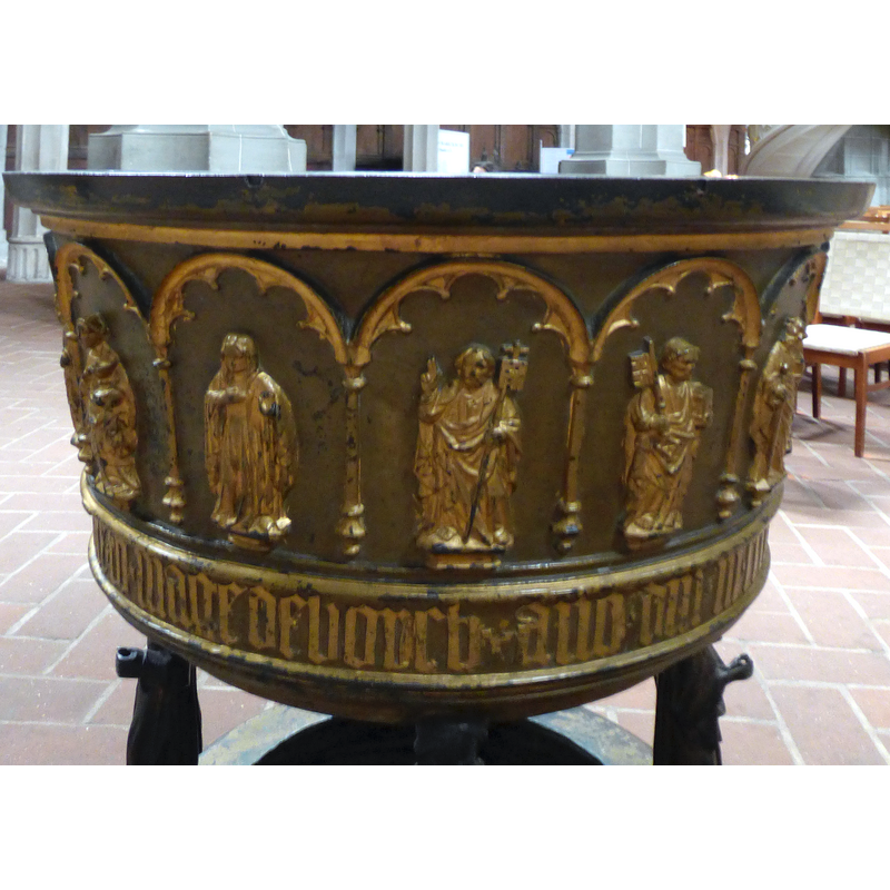 seen here in the arch to the right of Christ