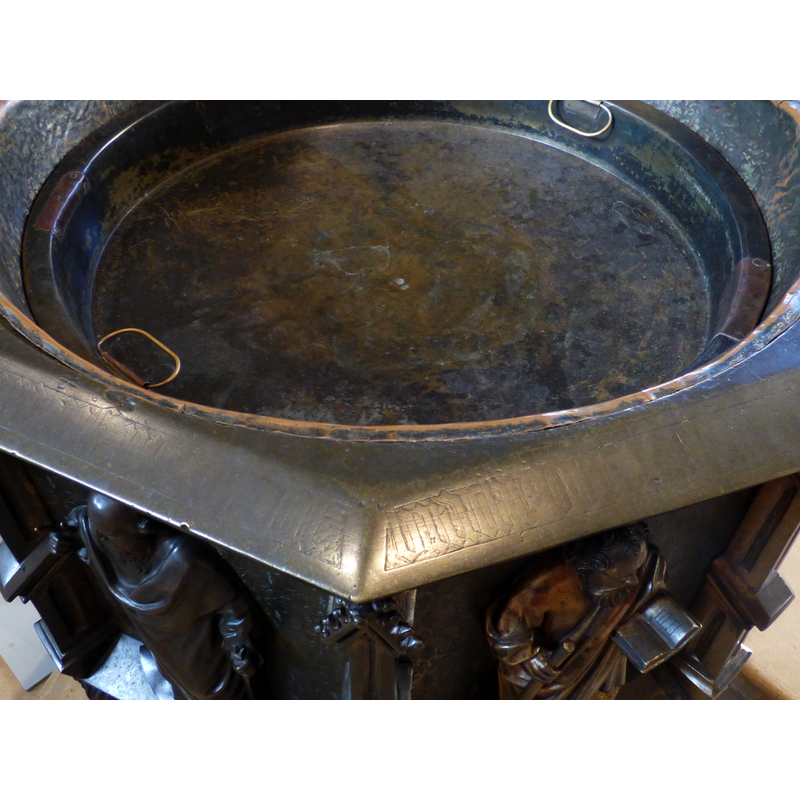 Gothic lettering around the upper rim