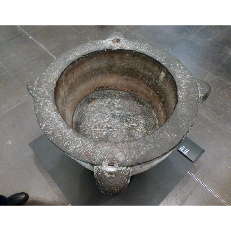 no drain; no lining -- notice the two metal staples at opposite ends in the upper rim