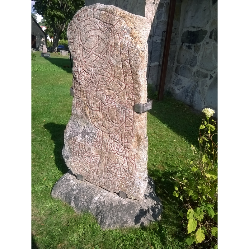 Source caption: "Runsten U Fv1993;231 vid Frösunda Kyrka, Vallentuna Kommun, Sverige Björn läto göra minnesmärket efter Fulner hans fader.""