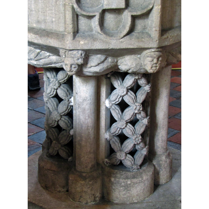 Buck (1951) describes it as a "screen of dog-tooth ornament" [cf. Font notes] but they realy are 4-petal folral motifs joined at the tips