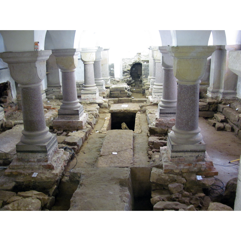 Source caption: "St. Mary's Cathedral, Hildesheim, Fundamente der Marienkapelle von 815 in der Krypta"