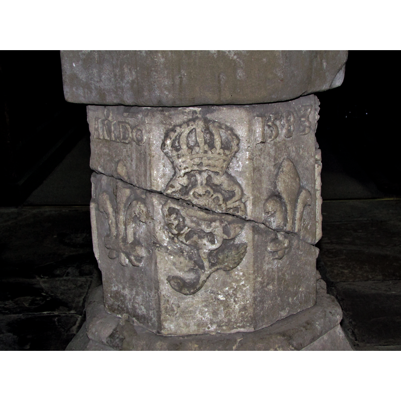 seen here on the centre panel -- the two fleurs-de-lis at right and left had been an emblem used by the monarchs of England since Edward III, whose mother was Isabella of France, wife of Edward II and Queen of England