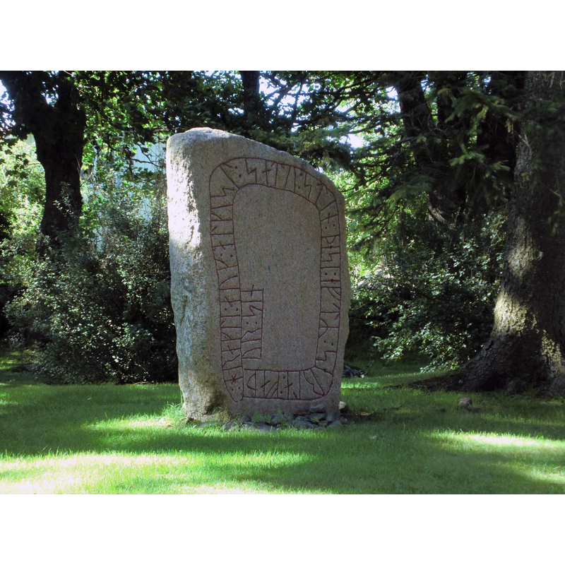 Source caption: "En av de två runstenar (Vg 45), som finns på Skalunda kyrkogård. Text: hragli : auk : alkisl : satu : stin : þesi : eftR : serla : faþur : sin
Översättning: Hragli och Algisl satte denna sten efter Särle, sin fader. [...] Hragli and Algisl erected this stone after Särle, their father."