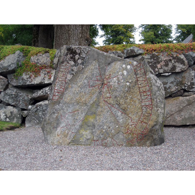 Source caption: "Runsten U 608 utanför Västra Ryds kyrka i Upplands-Bro" [11thC?] -- the Wikipedia entry has: "Väster om kyrkan står runstenen U 608, ristad på 1000-talet. Stenen restes på sin nuvarande plats år 1943 efter att tidigare ha legat som en del i en vägbro utanför prästgården. I ett ännu tidigare skede var runstenen troligen inmurad i prästgårdens ugnsmur. Inskriptionen är något skadad och inte bevarad i sin helhet: "…Igulbjörn Kvigulv, alla dessa bröder läto uppresa stenarna, Sigrids söner ...""
