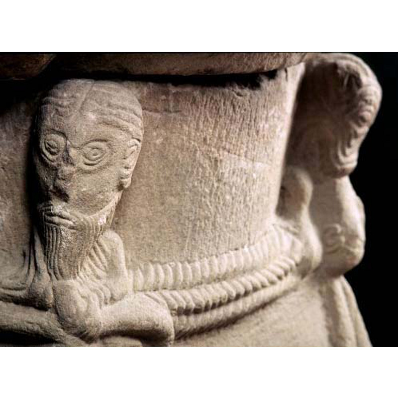 the body of the snake is a rope moulding at three levels