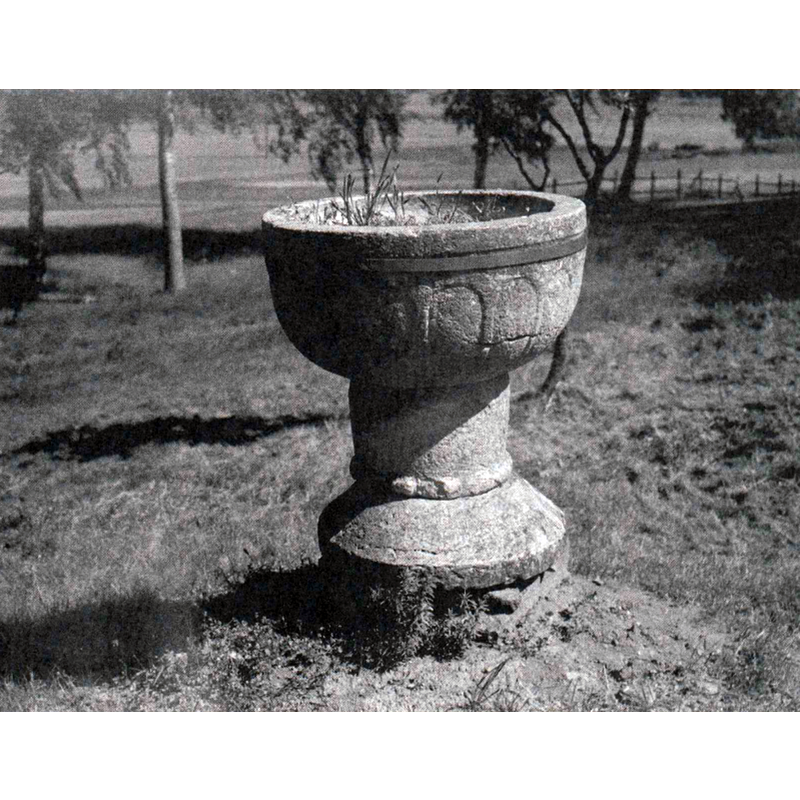 this photograph must have been taken at the time of its 'discovery' in a garden in Gisselö in 1946; it was purchased in 1947 by the SHM from the Huvudstyrelsen för Föreningen Värnlösa barn, in Norrköping, and catalogued by Bengt Thordema [cf. FontNotes]