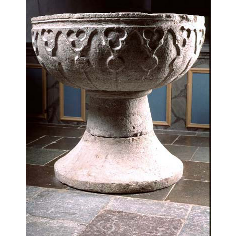 very stylised arcade; the capitals are plain circles and 'columns' very thin vertical pipings that run all the way down the underbowl