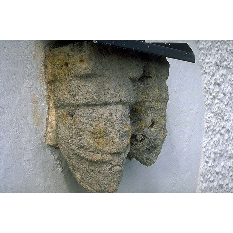 Source caption: "Skärkinds gravkapell (gamla kyrka) Sydfasaden. Kungahuvud?"