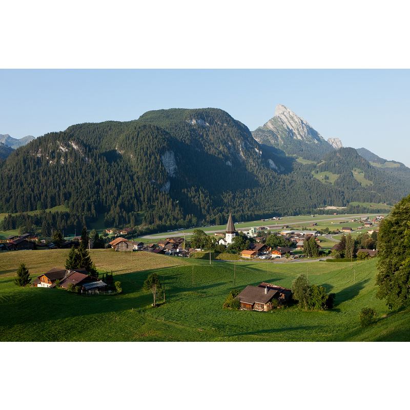 Source caption: "Blick auf Saanen. Dahinter sieht man den Berg Le Rubli."