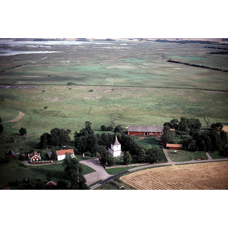 Source caption: "Väversunda kyrka i bildens nedre del. Naturreservatet Tåkern i bakgrunden."