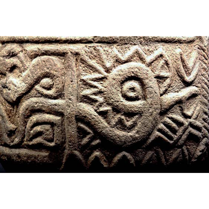 Source caption: "orm mot zickzackmönster" -- the large snake does not seem to be part of the zoomachia scene that precedes it on the left; unlike the patterned piping in the other panels the one here is plain and appears to mix with the snake's body; several zig-zag, nested chevrons, etc.