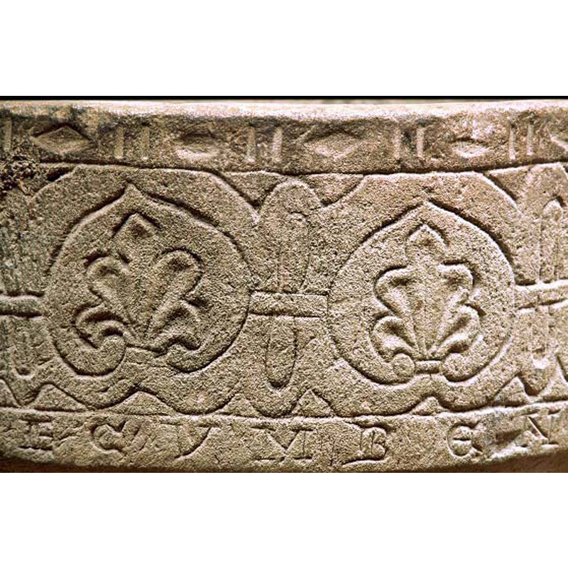 pairs of parallel vertical grooves alternating with romboid/diamond motifs all around the upper rim side