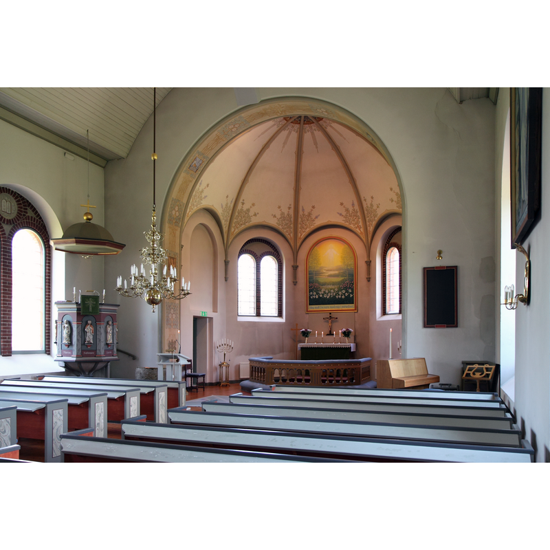 the medieval font is partially visible on the left [north] side, by the stairs leading up to the pulpit