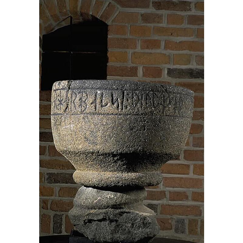 Source caption: "Dopfunt med runor, Vg244 Hemsjö, fotograferad i Stockholms stadsmuseum, förvarad i Stat Hist Mus (3986). Inkskriften lyder: Alla själar här döpas in i församlingen genom mig, skålen."
