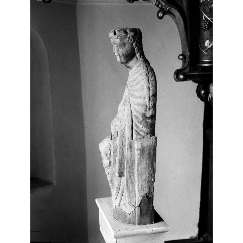Source caption: "Träskulptur, madonna, lövträ, sittande, i profil, 1200-talet."