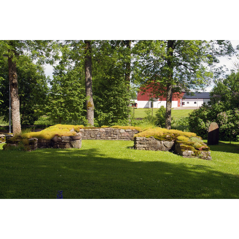 Source caption: "Friggeråkers kyrka är en kyrka uppförd 1955 och är belägen i Friggeråker i Falköpings kommun. Intill den moderna kyrkan finns en ruin av en medeltida kyrka."