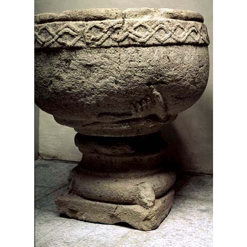 originally four, one at each angle of the lower base; some missing now, the others damaged