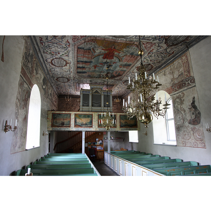 the Baroque internal wall paintings of the 1630s were restored in 1914; ceiling paintings are mid-18thC