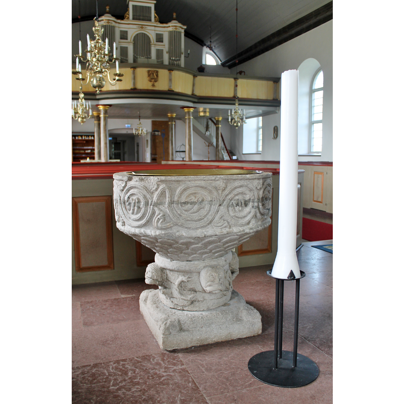 Source caption: "Bredsättra kyrka. Dopfunt daterad till 1200-talet utförd av Calcarius från Gotland."