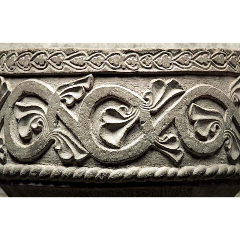 a complex pattern that includes different leaves linked ib an outer wrapping, all around the upper rim side