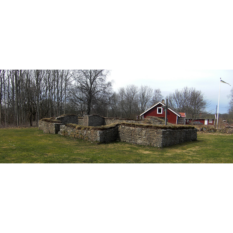 Source caption: "Överkyrke kyrkoruin i Gökhems socken, Vilske härad, Falköpings kommun, Västergötland, Sverige. Ruinen har beteckningen RAÄ-nummer Gökhem 44:1 i Fornminnesregistret. Överkyrke var en medeltida kyrka som låg endast 170 meter sydöst om Gökhems sockenkyrka.' -- [NB: not known whether one of the two fonts listed for Gökhem in BSi was originally from this abandoned church]