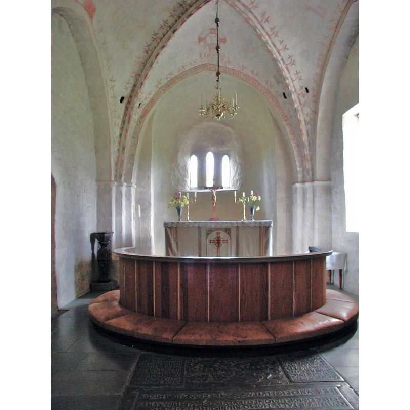 the later font in this church, made by Johan Andersson of Vadstena in 1665, is visible on the left, between the altar and the sacristy doorway