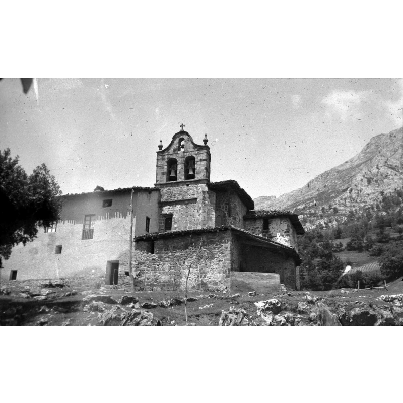 Source caption: "Iglesia de San Esteban (Udala) NOTAS: En el positivo, en el reverso, manuscrito, de mano del autor "Udala (Mondragon). Iglesia Parroquial de Udala. 1947", y con sello estampado "OJANGUREN. EIBAR" VOLUMEN Y SOPORTE: 1"