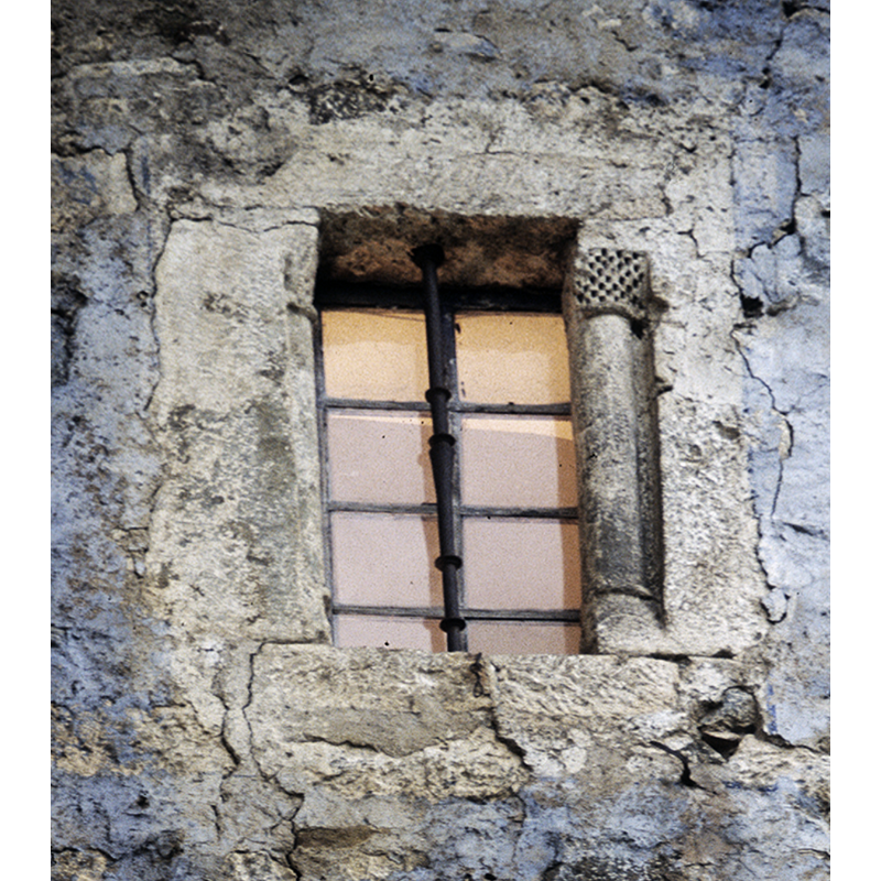 Source caption: "Iglesia parroquial de San Pedro apóstol de Izurieta. Ventana. Aretxabaleta0064 Estilo: Románico Ventana con restos románicos. Editor: Fondo Arantza Cuesta Ezeiza Gipuzkoa"