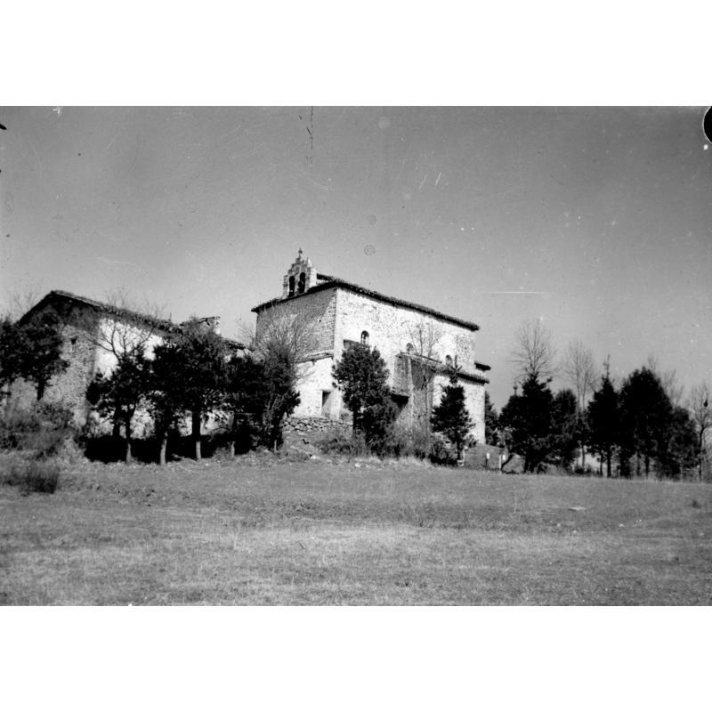Source caption: ""Arcarazo (Arechabaleta). La iglesia de Arcarazo. [...] En el positivo, en el reverso, manuscrito, de mano del autor "Arcarazo (Arechabaleta). La iglesia de Arcarazo. 19 marzo 1955", y con sello estampado "OJANGUREN. EIBAR" VOLUMEN Y SOPORTE: 1 fotografía en blanco y negro, negativo en película, positivo en papel"