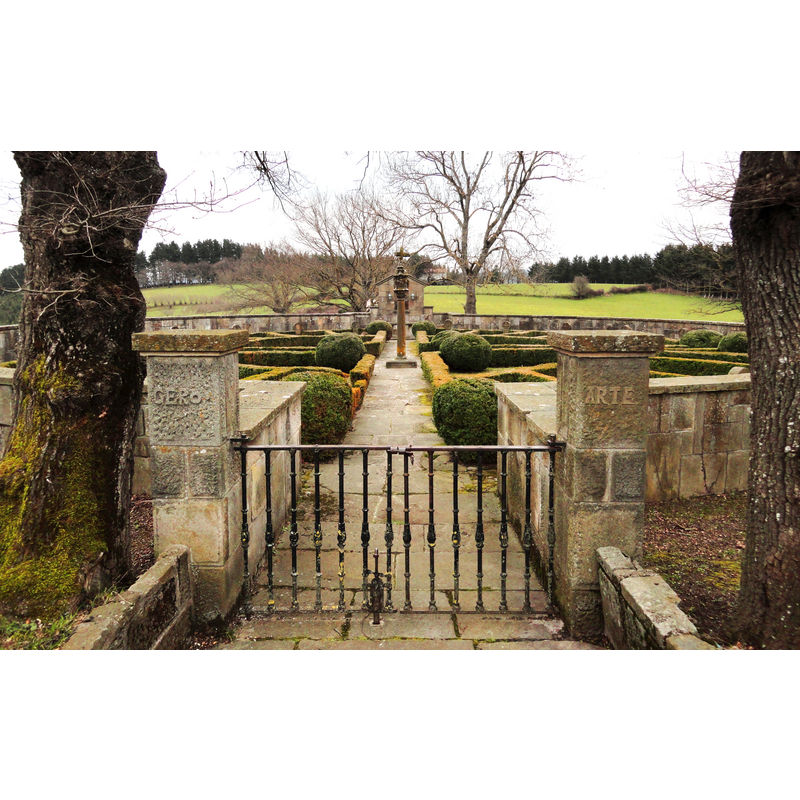 Source caption: "Apotzagako hilerria sarrera" [NB: the inscription on the entrance pillars reads "Gero arte", i.e., "See you later" / "See you soon" -- a 'memento mori' reminder?]