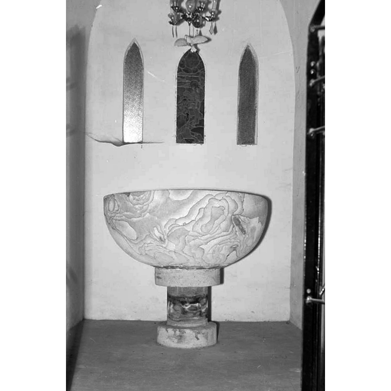 Source caption: ""Pila bautismal románica de la parroquia de la Asunción"