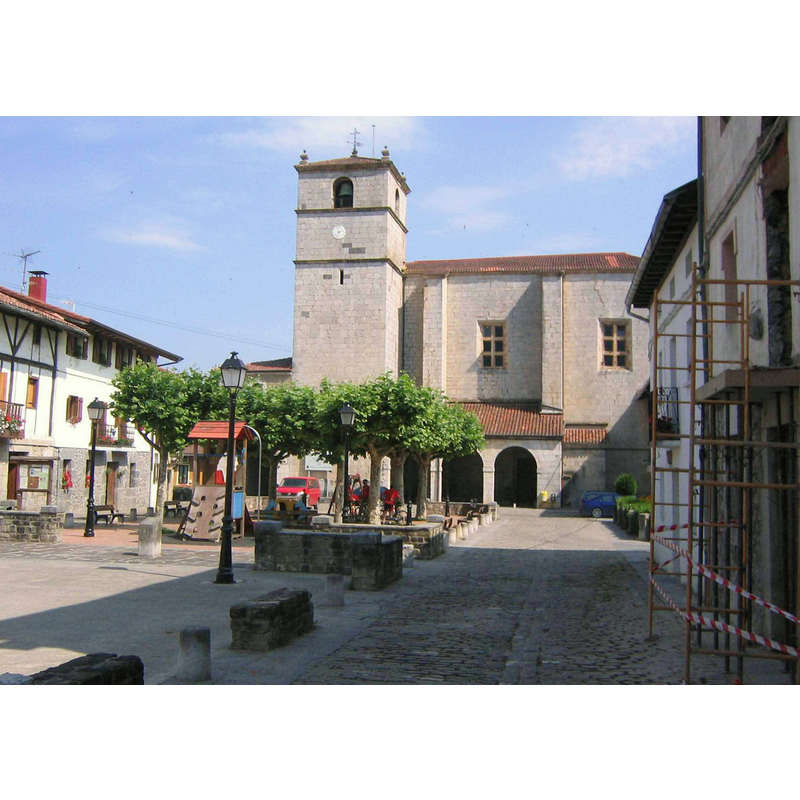 Source caption: "Plaza de Aizarna con la Iglesia de Nuestra Señora de la Asunción."