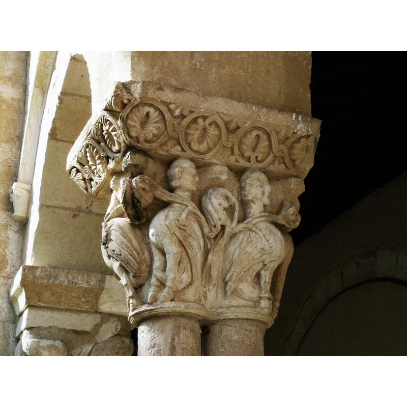 Source caption: "Capitel de la galería de la iglesia de San Juan Bautista, Revilla de Orejana, Segovia"