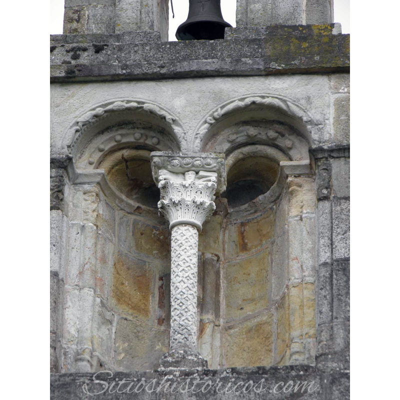 a window from the disappeared medieval church of San Miguel de Bedarreta in Arechavaleta was used in the present cemetery