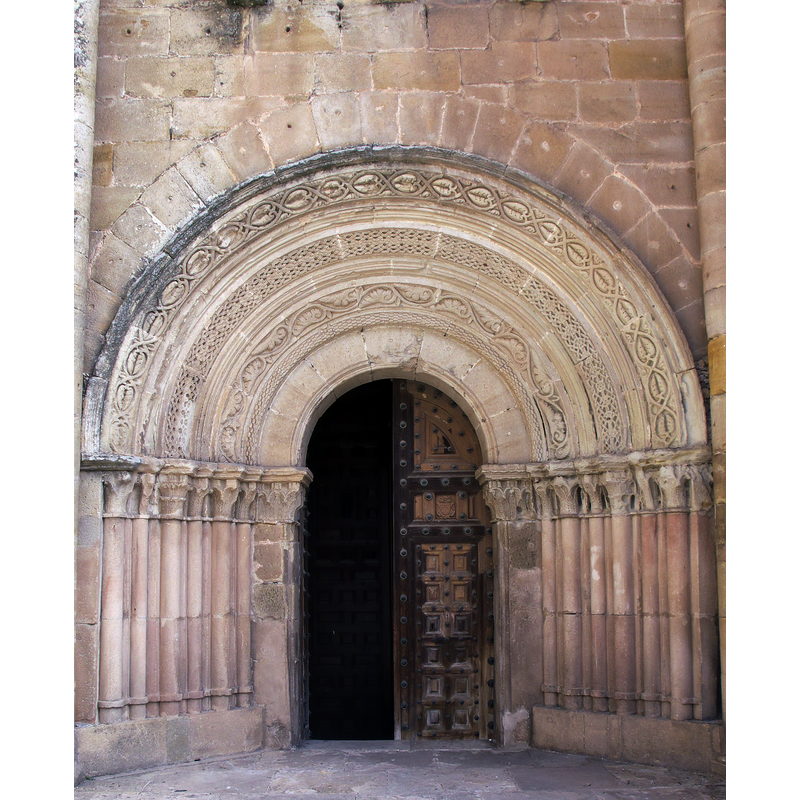 Source caption: "Portada lateral, situada a los pies de la nave del Evangelio (s. XIII)"