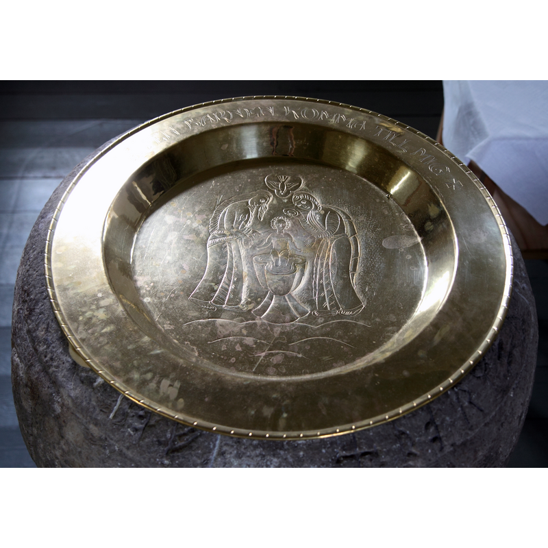 with a partial view of the rim inscription