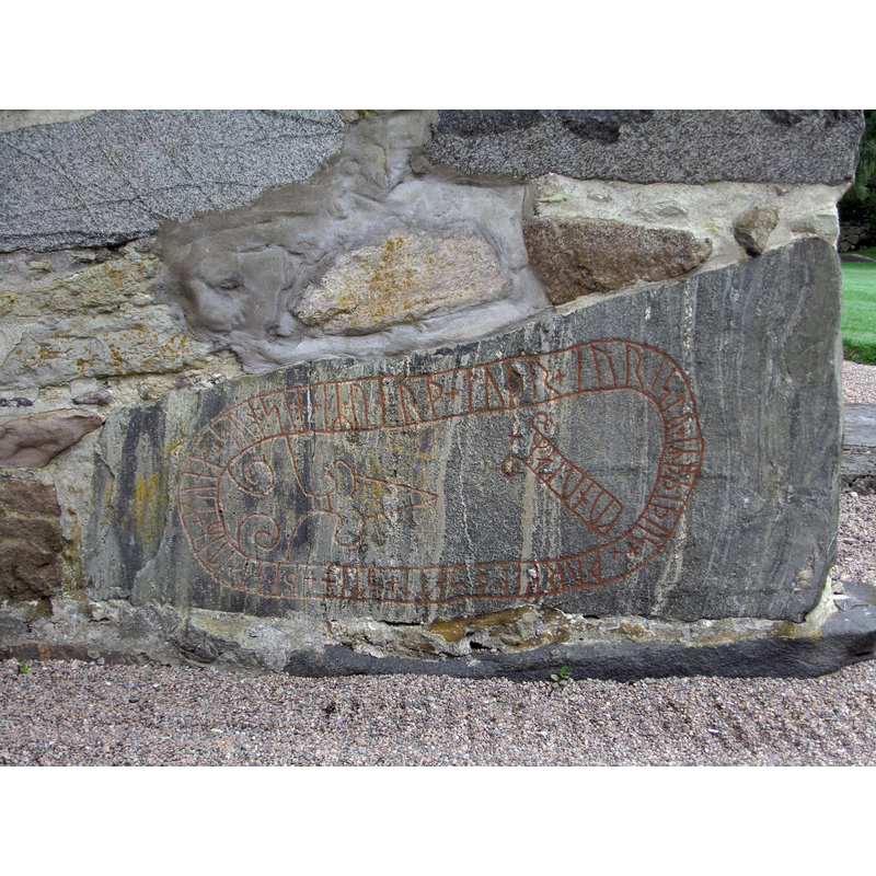 Source caption: "English: Runestone (Vg 40) in the wall of Råda church, Kålland, Sweden. Text: þurkil ÷ sati + stin + þasi + itiR + kuna + sun * sin + iR * uarþ + tuþr + i uristu + iR * bþiþus + kunukaR × Translation: Torkel erected this stone after his son Gunne. He fell in the battle when the kings fought.
It is not known which battle is referred to in the text. It may e.g be the battle of Svolder, or the battle of Helgeå.
Svenska: Runsten (Vg 40) inmurad i väggen på vapenhuset till Råda kyrka, Kålland. Text: þurkil ÷ sati + stin + þasi + itiR + kuna + sun * sin + iR * uarþ + tuþr + i uristu + iR * bþiþus + kunukaR × Översättning: Torkel satte denna sten efter sin son Gunne. Han stupade i striden då konungarna kämpade.
Okänt vilket slag som åsyftas. Det kan t.ex vara slaget vid Svolder (år 1000) eller slaget vid Helgeå."