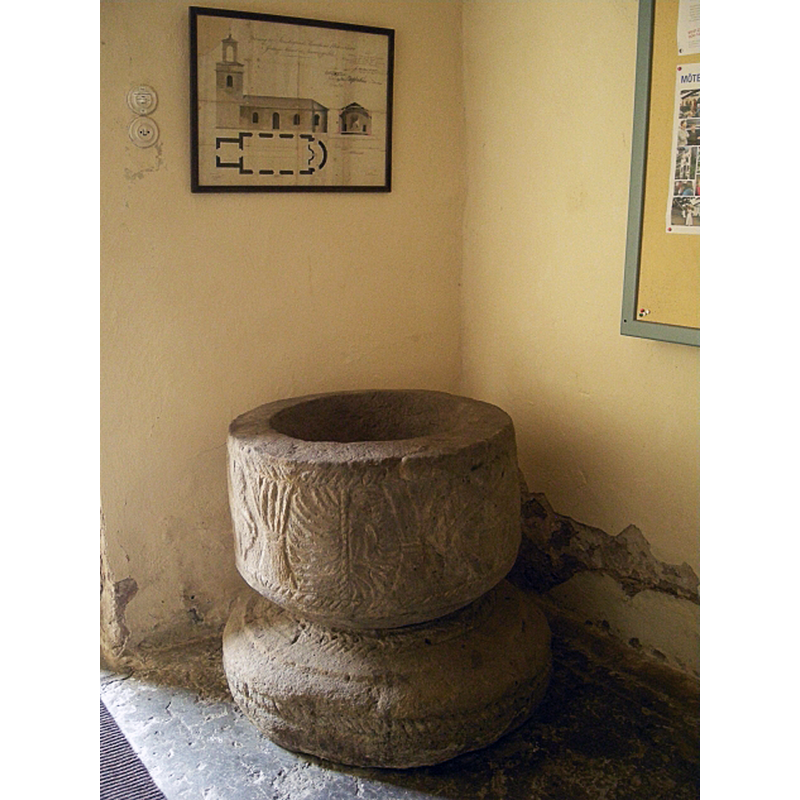 the medieval font originally from Södra Kyrketorps kyrke [demolished pre-1817] show here in the porch of the new parish church at Stenstorp -- Source caption: "I vapenhuset står den medeltida dopfunten från S.Kyrketorp"
