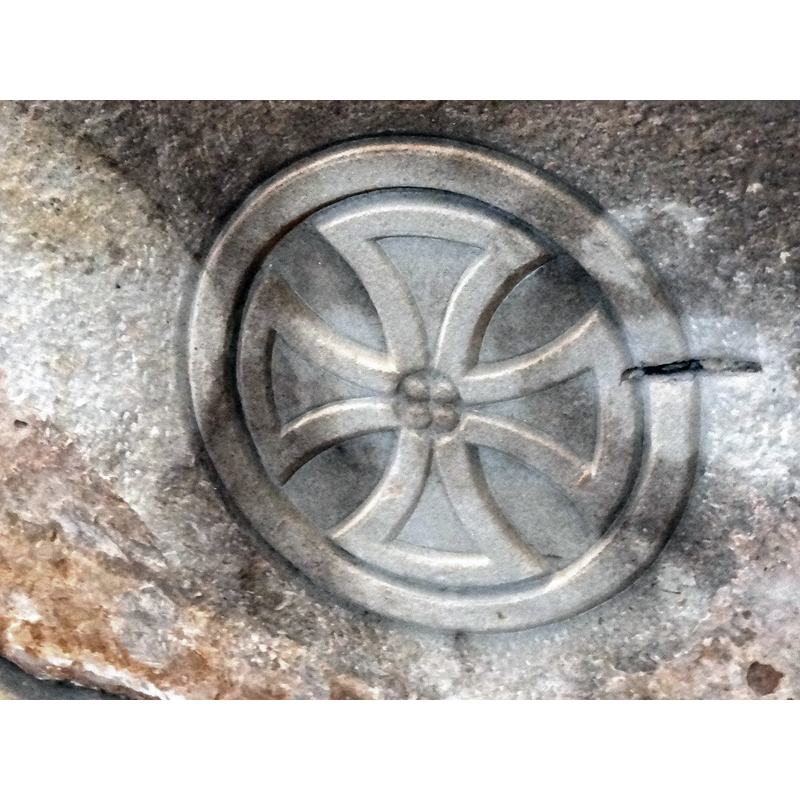 four beads inside at the centre of the cross