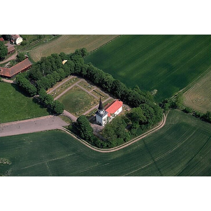 Source caption: "Flistads kyrka och storhög [...] Storhögen "kung Ranes hög" (fornlämningsnummer, RAÄnr 1890:12) i bildens mitt, framför kyrkan."
