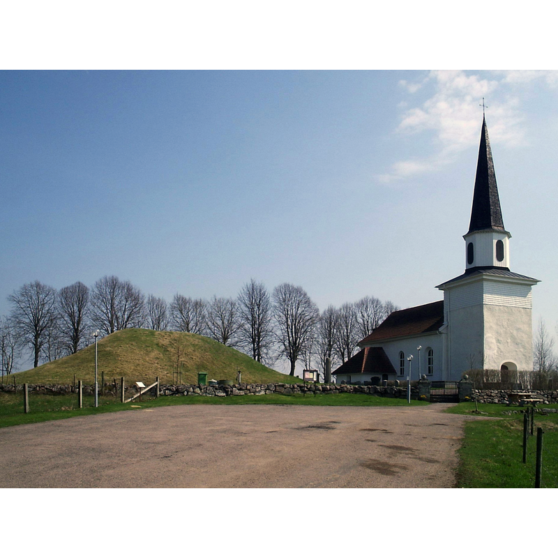 Source caption: "Flistads kyrka med storhögen Kung Ranes hög (RAÄ-nr Flistad 12:1) i Flistads socken, Vadsbo härad, Skövde kommun, f.d. Skaraborgs län, Västergötland, Västra Götalands län, Sverige. Bilden är fotograferad av Harri Blomberg."