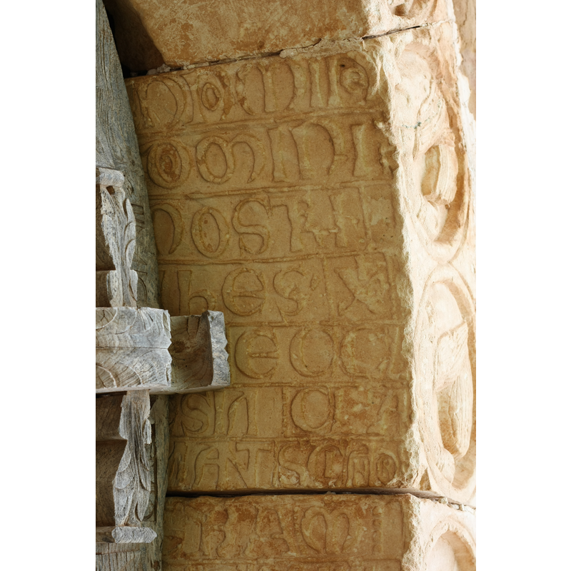 Source caption: "Romanische Kirche San Andrés in es:Soto de Bureba, Inschrift auf Wölbstein des Portals" [NB: the image has been rotated 90-degrees clockwise]