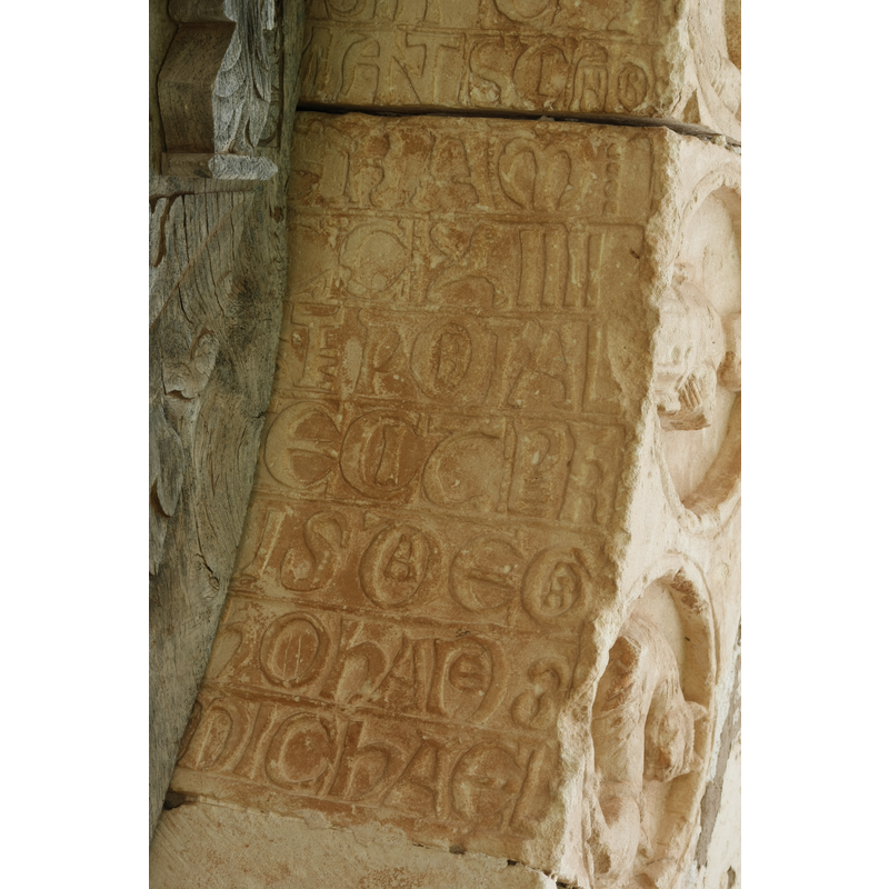 Source caption: "Romanische Kirche San Andrés in es:Soto de Bureba, Inschrift auf Wölbstein des Portals" [NB: the image has been rotated 90-degrees clockwise]