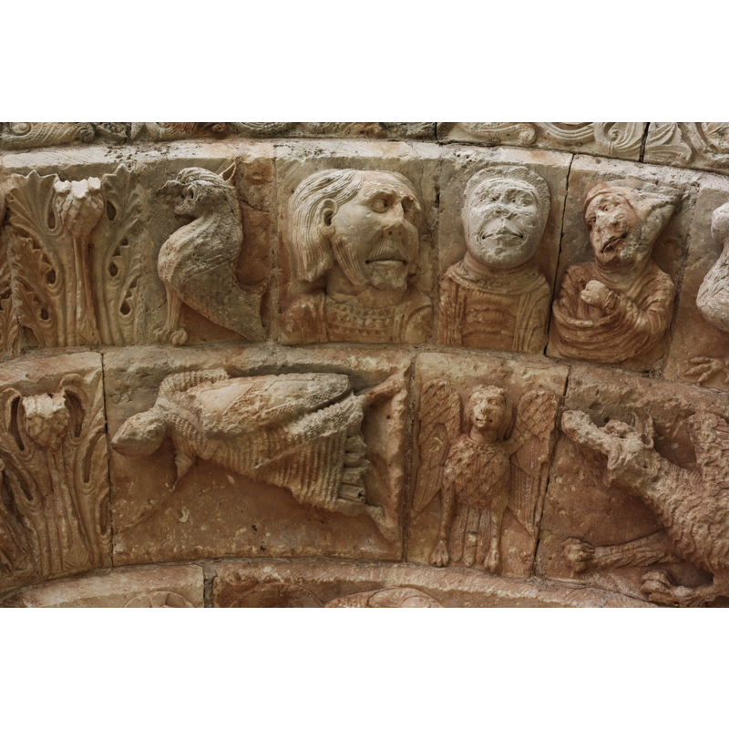Source caption: "Romanische Kirche San Andrés in es:Soto de Bureba, Wölbstein des Portals"