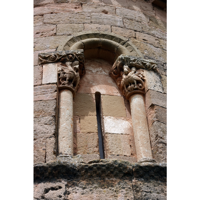 Source caption: Romanische Kirche San Andrés in es:Soto de Bureba, Fenster mit Kapitellen"