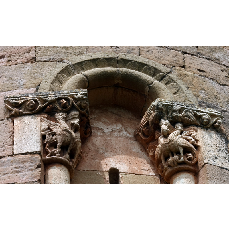 Source caption: Romanische Kirche San Andrés in es:Soto de Bureba, Fenster mit Kapitellen"