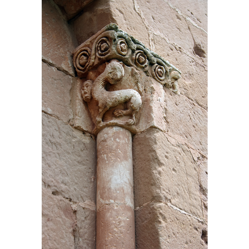 Source caption: "Romanische Kirche San Andrés in es:Soto de Bureba, Fenster mit Kapitell"
