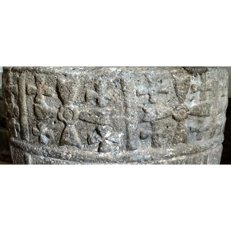 separates the upper from the lower register on the basin sides